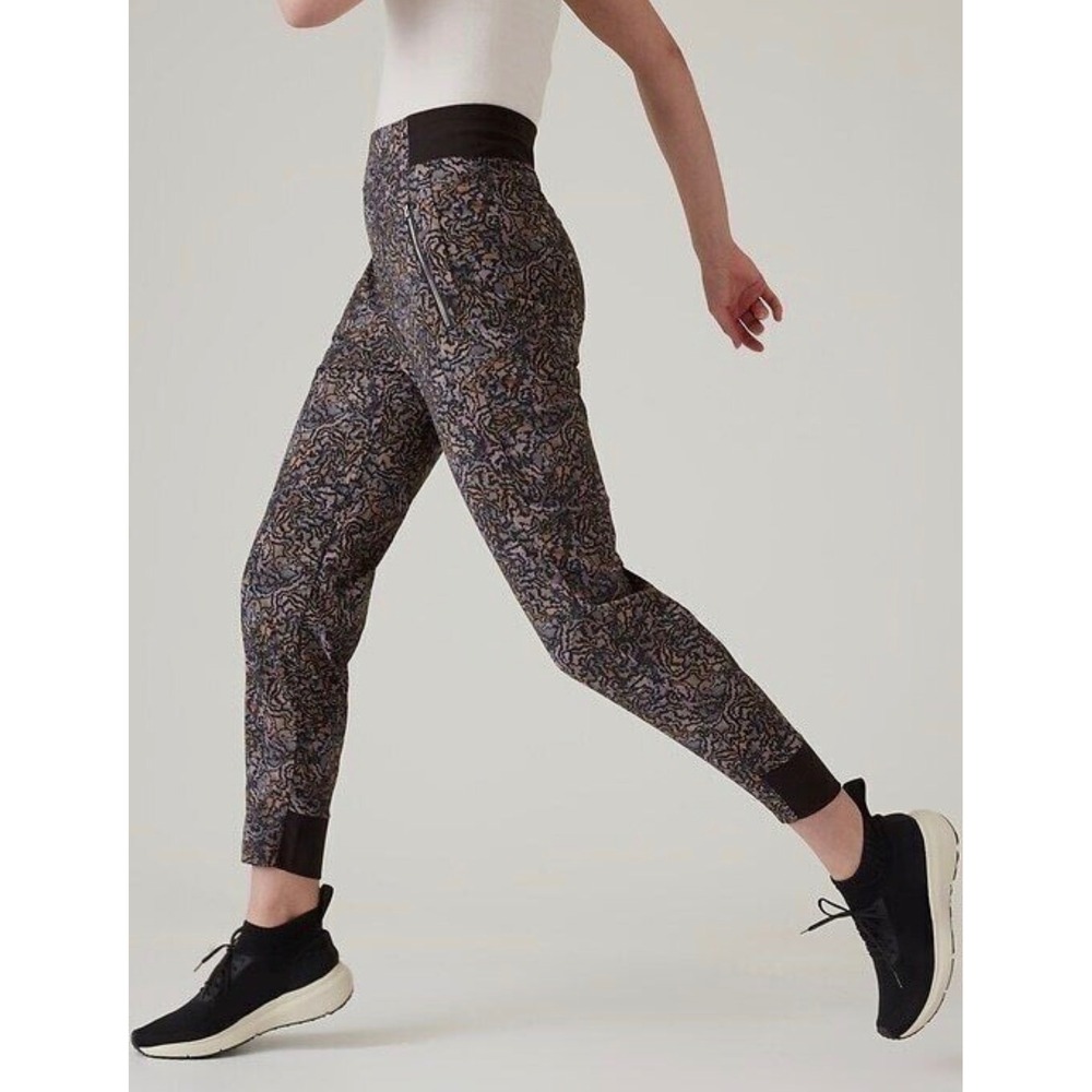 ATHLETA Trekkie North High-Rise Jogger, Size 16, Kinetic Abstract Black Pattern